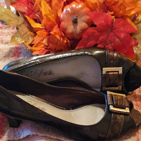 Life Stride Coppery/Eggplant? Kitten Heels with Gold Buckle Accents - Picture 1 of 5